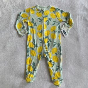 Old Navy Baby girl lemons 2 way zip footed pajama 3-6 months